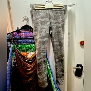 MONROW CLASSIC CAMOUFLAGE LEGGINGS…SIZE SMALL-BARELY WORN! YOU’LL LOVE THESE❤️💜